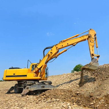 Taş ocağında çalışan kazıcı.