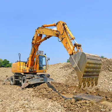 Taş ocağında çalışan kazıcı.