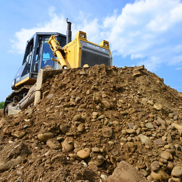 Bulldoser Som Arbeider Ved Steinbruddet – stockfoto