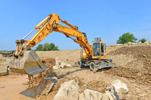 Excavator Working Quarry — Fotografia de Stock