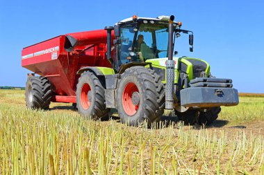 Kalush, Ukrayna - 21 Temmuz 2015: 21 Temmuz 2015 'te Batı Ukrayna' nın Kalush kenti yakınlarında modern traktör tecavüz tarlasında hasat edildi