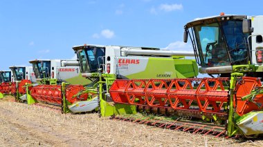 Kalush, Ukrayna - 22 Temmuz 2015: 22 Temmuz 2015 'te Batı Ukrayna' nın Kalush kenti yakınlarındaki tarlada toplandı