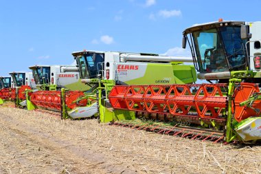 Kalush, Ukrayna - 22 Temmuz 2015: 22 Temmuz 2015 'te Batı Ukrayna' nın Kalush kenti yakınlarındaki tarlada toplandı