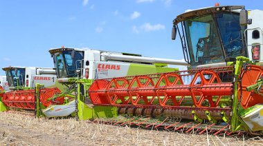 Kalush, Ukrayna - 22 Temmuz 2015: 22 Temmuz 2015 'te Batı Ukrayna' nın Kalush kenti yakınlarındaki tarlada toplandı