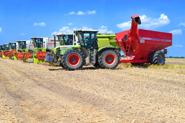 Kalush Ukraine July Combines Harvest Field Town Kalush Western Ukraine — Stock fotografie