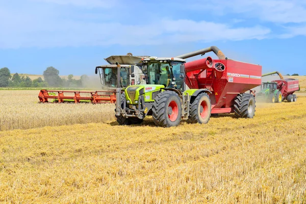 Cosechadora Grano Sobrecargado Tanque Grano Del Remolque Tractor — Foto de Stock