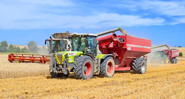 Surcharge Moissonneuse Batteuse Dans Réservoir Grain Remorque Tracteur — Photo