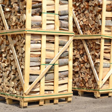 Depoya istiflenmiş tahta yığınları.