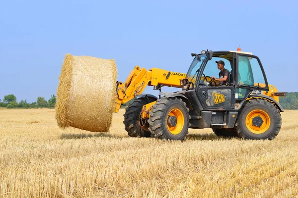 Kalush Ukraine August Universal Loader Harvesting Straw Field Town Kalush — Stock Photo, Image