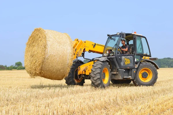 Kalush Ukraine August Universal Loader Harvesting Straw Field Town Kalush — Stockfoto