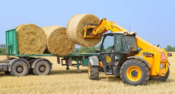 Kalush Ukraine August Universal Loader Harvesting Straw Field Town Kalush — Foto Stock