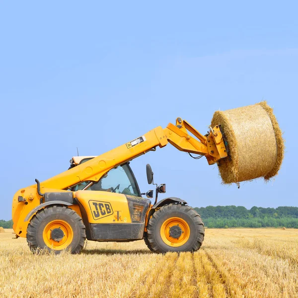 Kalush Ucrania Agosto Cargador Universal Cosechando Paja Campo Cerca Ciudad — Foto de Stock