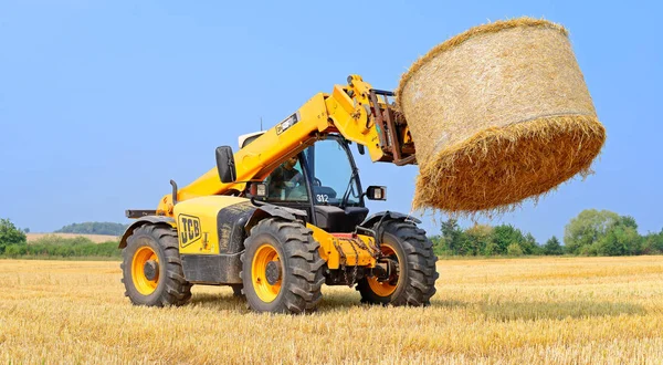 Kalush Ukraine August Universal Loader Harvesting Straw Field Town Kalush — Stockfoto