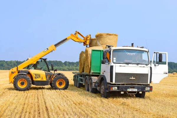 Kalush Ukraine August Universal Loader Harvesting Straw Field Town Kalush — Stock Photo, Image