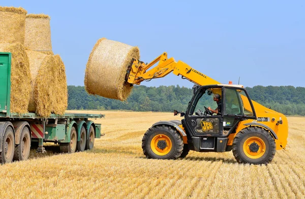 Kalush Ukraine August Universal Loader Harvesting Straw Field Town Kalush — ストック写真