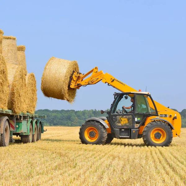 Kalush Ukraine August Universal Loader Harvesting Straw Field Town Kalush — Stock Fotó