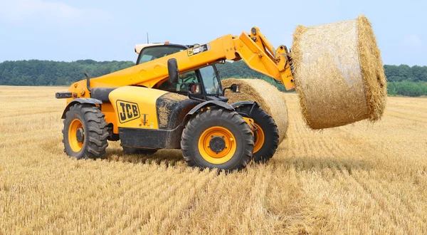 Kalush Ukraine August Universal Loader Harvesting Straw Field Town Kalush — Stockfoto