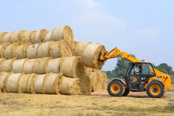 Kalush Ukraine August Universal Loader Harvesting Straw Field Town Kalush — kuvapankkivalokuva