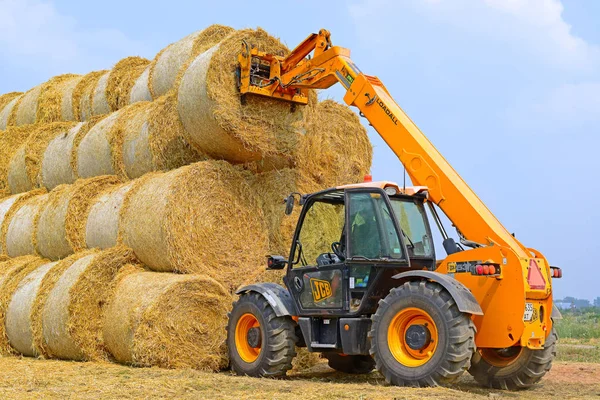 Kalush Ucrania Agosto Cargador Universal Cosechando Paja Campo Cerca Ciudad — Foto de Stock