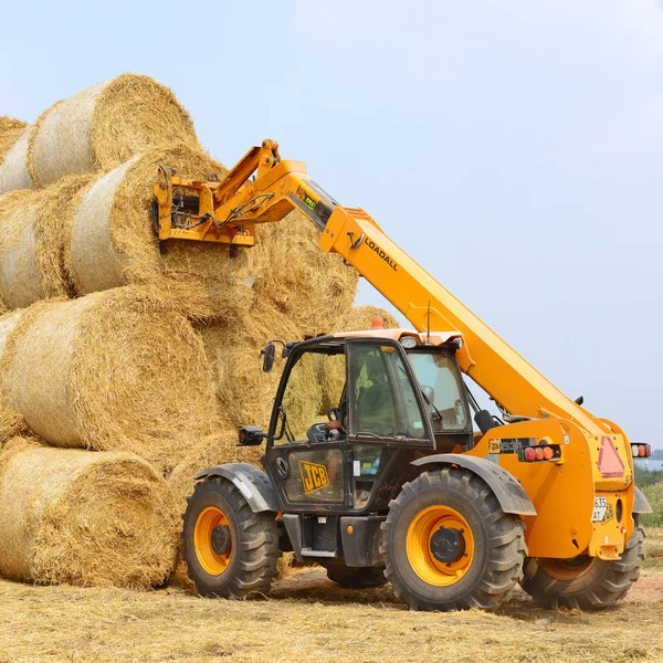 Kalush Ukraine August Universal Loader Harvesting Straw Field Town Kalush — ストック写真