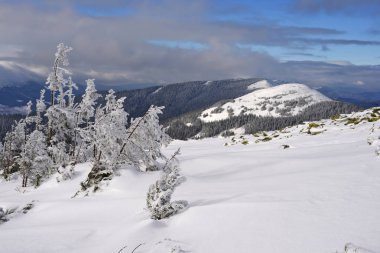 Bir dağ manzarası içinde bir yamaca kış