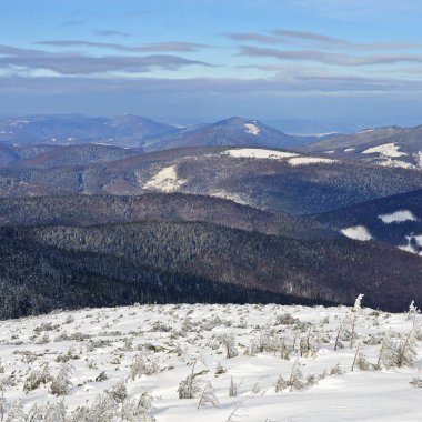 Bir dağ manzarası içinde bir yamaca kış