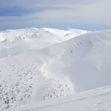Bir dağ manzarası içinde bir yamaca kış.