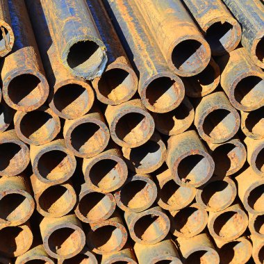 Endüstriyel bir manzara içinde çelik borular.