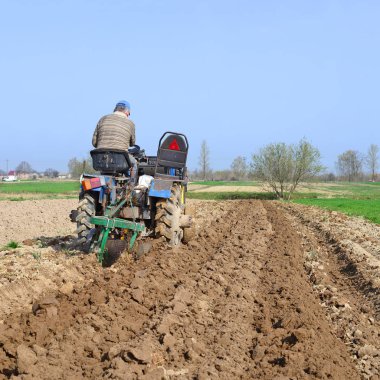 Kalush, Ukrayna 4 Nisan 2017: Batı Ukrayna 'nın Kalush kenti yakınlarındaki traktör kulplu çiftçi.