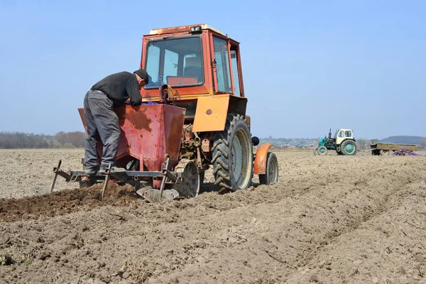 Kalush Ucrânia Abril Plantio Batatas Perto Cidade Kalush Oeste Ucrânia — Fotografia de Stock