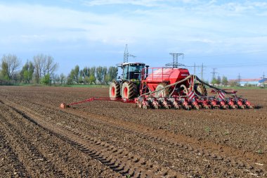 Traktör tarlayı sürüyor.