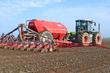 Traktör tarlayı sürüyor.