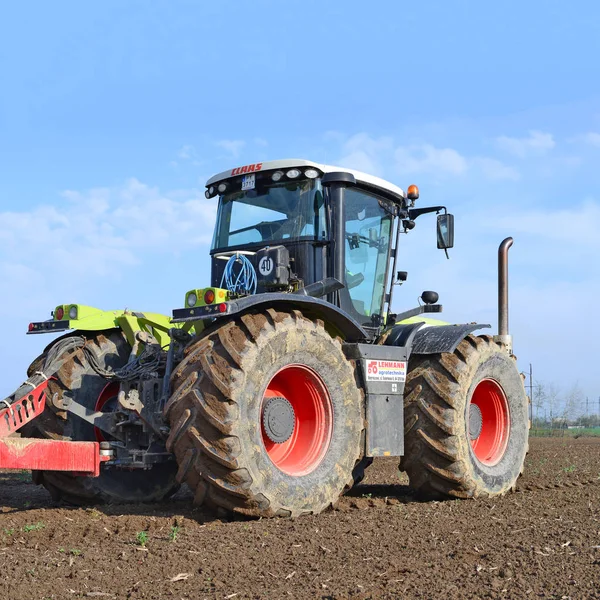 Tractor Plowing Field — Stock Photo, Image