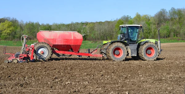 Traktor Szántás Területen — Stock Fotó