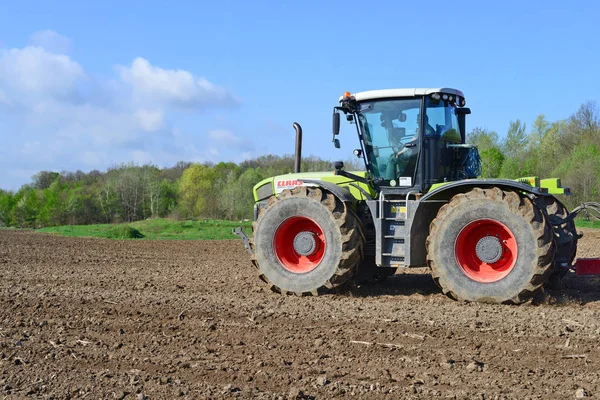 Tractor Plowing Field — Stock Photo, Image