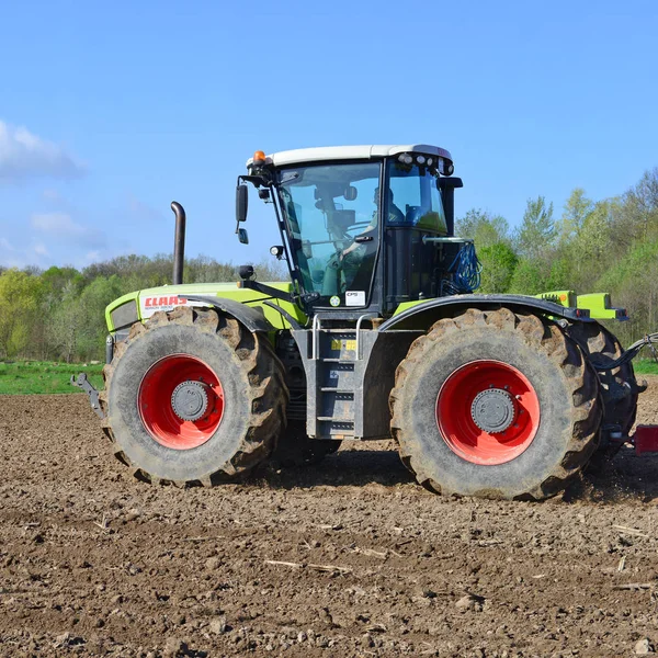 Traktor Pflügt Das Feld — Stockfoto