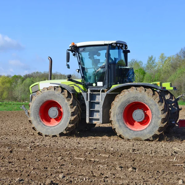 Trekker Ploegen Het Veld — Stockfoto