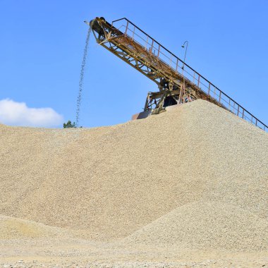 Yıkanmış nehir çakıl yığını