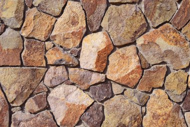 Çatlamış bir taştan bir duvar parçası.