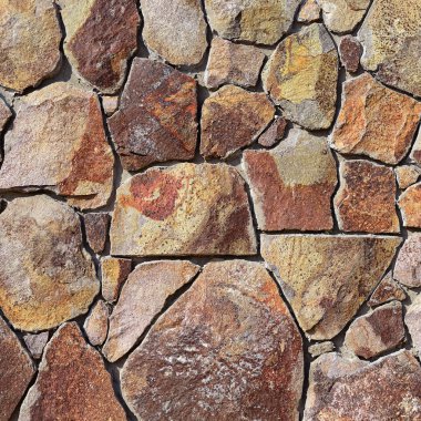 Çatlamış bir taştan bir duvar parçası.