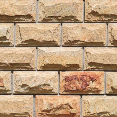 Çatlamış bir taştan bir duvar parçası.