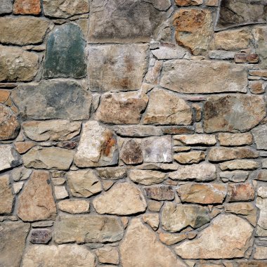 Çatlamış bir taştan bir duvar parçası.