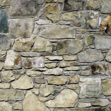 Çatlamış bir taştan bir duvar parçası.