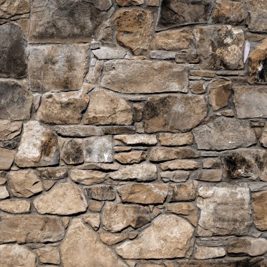 Çatlamış bir taştan bir duvar parçası.