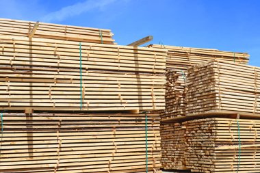 Yığın doğranmış tahta