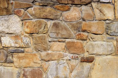 Çatlamış bir taştan bir duvar parçası.