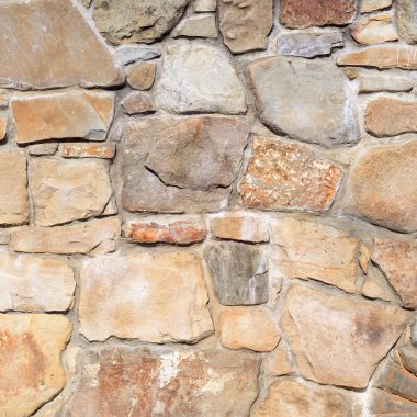 Çatlamış bir taştan bir duvar parçası.