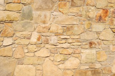 Çatlamış bir taştan bir duvar parçası.