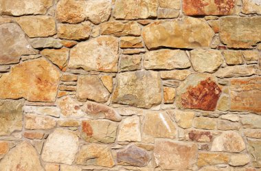 Çatlamış bir taştan bir duvar parçası.