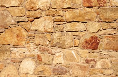 Çatlamış bir taştan bir duvar parçası.